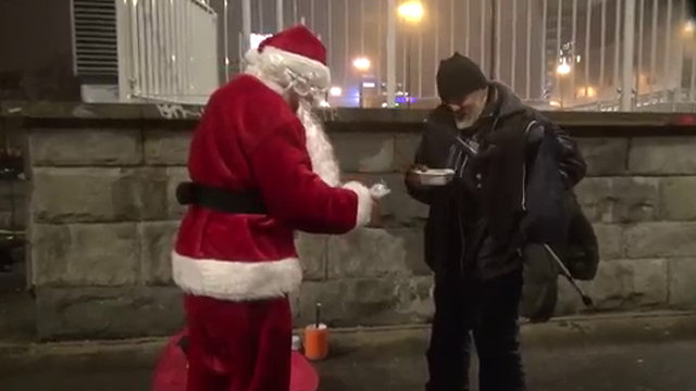 Ecco Il Miglior Babbo Natale Di Sempre Video Incredibili