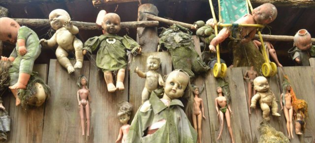 L'isola ricoperta da vecchie bambole