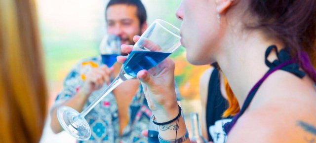 Creato il primo vino di colore blu