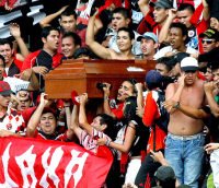 Tifosi portano bara allo stadio