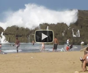 Enormi onde in una spiaggia chiusa