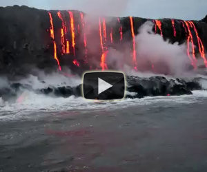 Fiume di lava finisce sul mare