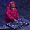 Ha solo 3 anni ma sale sul palco e dimostra di essere un grande DJ