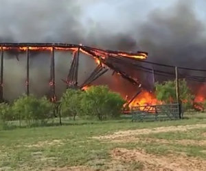 Ponte crolla dopo un enorme incendio